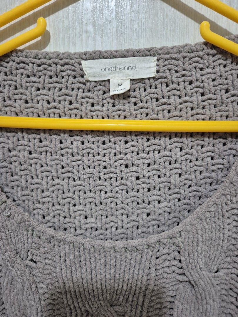 Brown Cable Knit Sweater Size M (Category: Coats, Jackets and Outerwear) located in San Mateo. Submitted by sellbypelle (Listing ID 1470023499, Image 3). Description: Pre loved 🌸 Brand: onetheland (m on tag) Actual Measurements W: 23 (46 bust) L : 23 inch No Issue Location: Rizal 💰 Payment: GCash — pay first 📦 Shipping: + sf via J&T only 🗓️ Batch shipping: Once a week 💡 Actual color may vary slightly due to lighting and screen settings. .