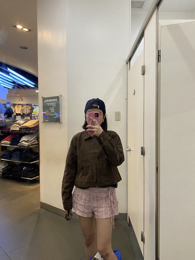 Brown canvas zip-up cropped jacket (Category: Coats, Jackets and Outerwear) located in Guinobatan. Submitted by whtvrim (Listing ID 1469965980, Image 1). Description: .