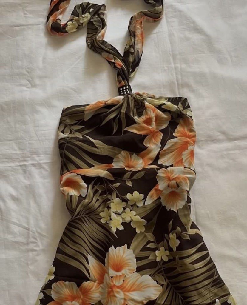 Brown Floral Halter Neck Asymmetrical Top (Category: Others Tops) located in Manila. Submitted by shayl_ (Listing ID 1470124231, Image 2). Description: Very cute top! Bought for 1k on an IG shop. Only used once. LP Posted.