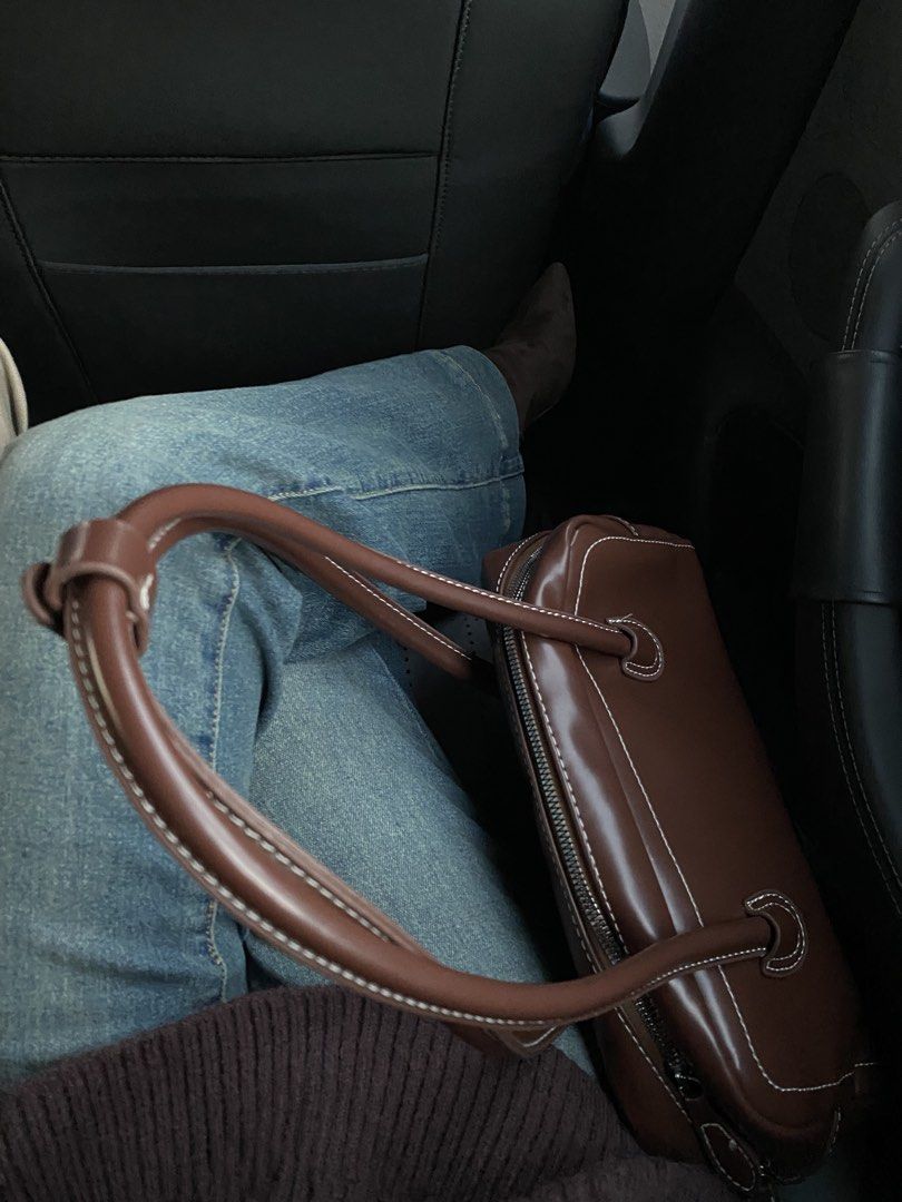 Brown Leather Shoulder Bag (Category: Shoulder Bags) located in Guinobatan. Submitted by whtvrim (Listing ID 1469965410, Image 1). Description: - .