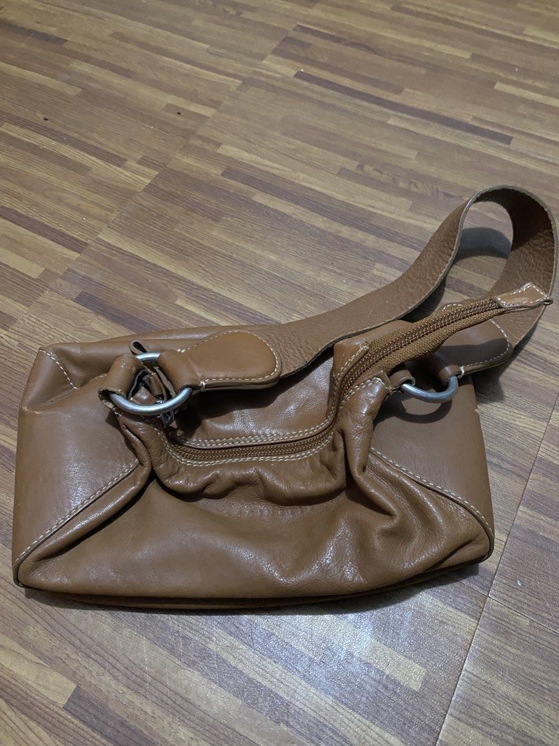 Brown Leather Shoulder Bag (Category: Shoulder Bags) located in Guinobatan. Submitted by whtvrim (Listing ID 1470008636, Image 1). Description: .