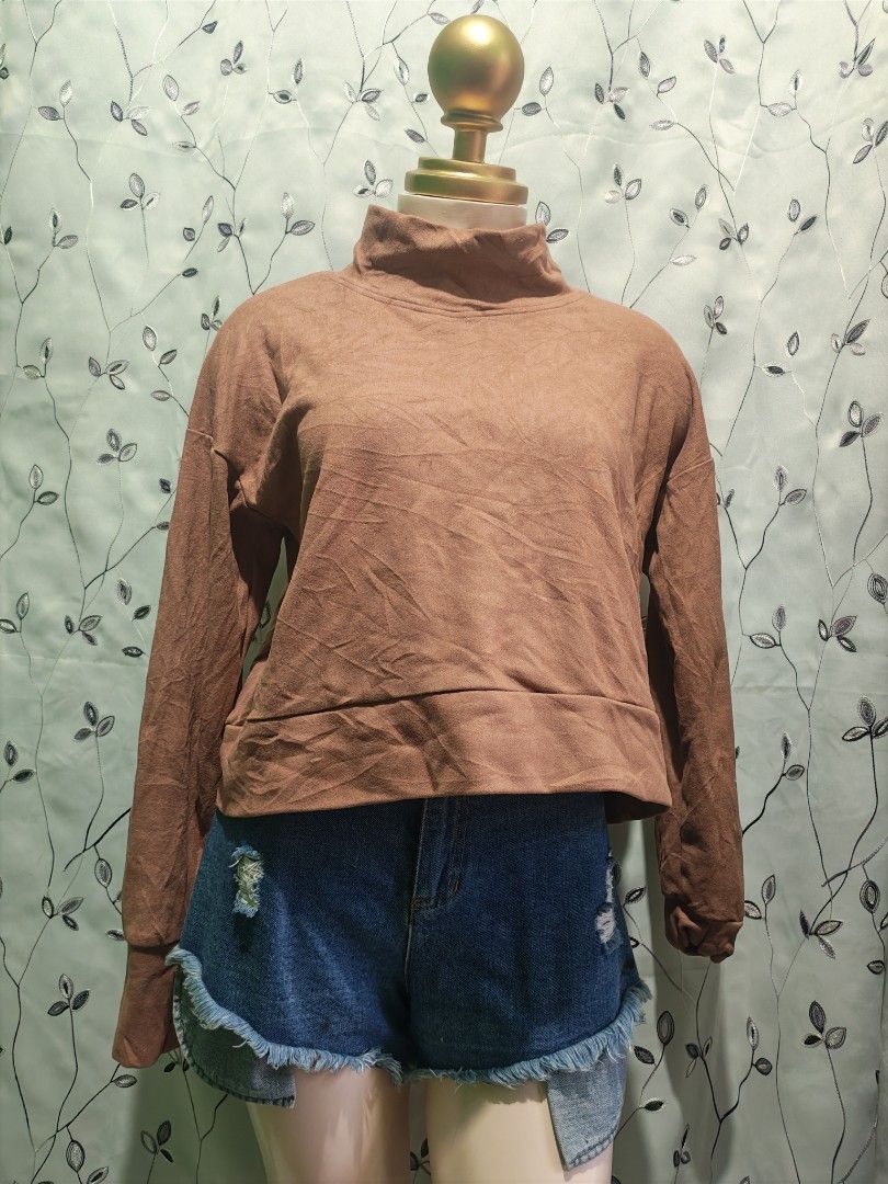 Brown Long Sleeve Turtleneck Top (Category: Longsleeves) located in Caloocan City. Submitted by _misskaye (Listing ID 1470044101, Image 3). Description: - Color: Brown (Solid earth tone) - Style: Long sleeve with high turtleneck and relaxed drop-shoulder fit - Material: Soft, stretchy fabric for all-day comfort - Versatility: Easy to style with denim shorts or skirts - Perfect basic piece for cooler days.