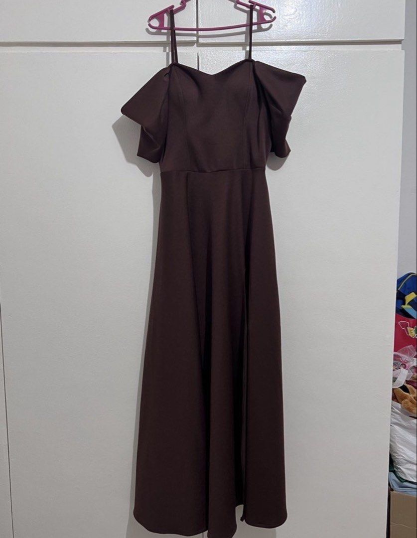 Brown Off Shoulder Formal Long Dress (Category: Evening dresses & gowns) located in Makati City. Submitted by anglvlln (Listing ID 1470128988, Image 1). Description: - Brown maxi dress - Off-shoulder sleeves with thin spaghetti straps - High slit on one side of the skirt - Zipper closure at the back - Ideal for events, wedding or a night out - Comfortable fabric - Great fit Measurements -Length: 58 inch -Waist: 35 inch - Bust: 36 inch Pickup/Deli