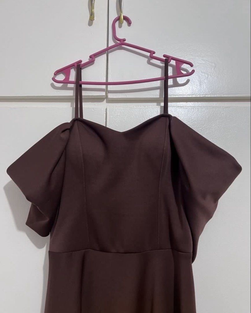 Brown Off Shoulder Formal Long Dress (Category: Evening dresses & gowns) located in Makati City. Submitted by anglvlln (Listing ID 1470128988, Image 3). Description: - Brown maxi dress - Off-shoulder sleeves with thin spaghetti straps - High slit on one side of the skirt - Zipper closure at the back - Ideal for events, wedding or a night out - Comfortable fabric - Great fit Measurements -Length: 58 inch -Waist: 35 inch - Bust: 36 inch Pickup/Deli