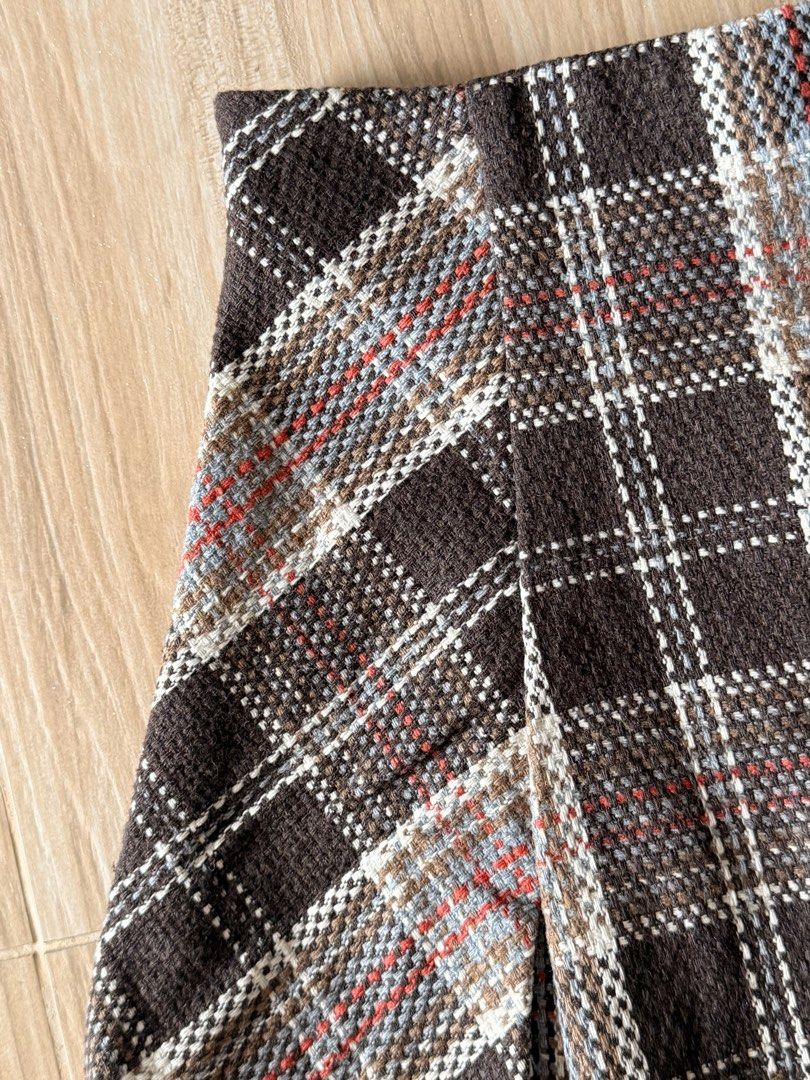 Brown Plaid Tweed Mini Skirt with Inner Lining (Category: Skirts) located in Agdangan. Submitted by onahhhh (Listing ID 1469952539, Image 3). Description: - Style: Short pleated tweed mini skirt - Pattern: Brown plaid with white, blue, and red check - Material: Thick woven fabric, fully lined with smooth brown fabric - Comfort: Hidden elastic waistband at the back - Season: Ideal for autumn and winter layering.
