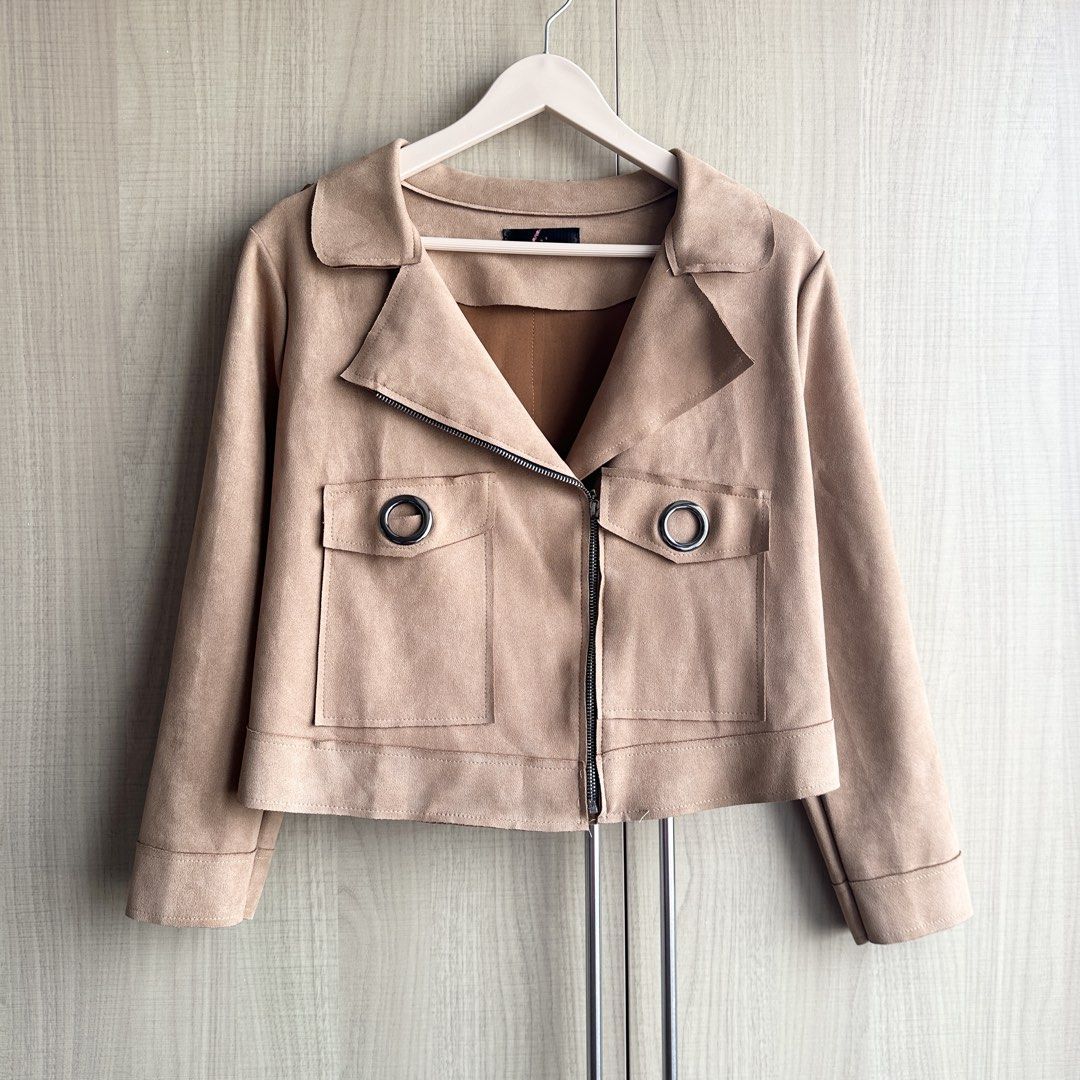 Brown Suede Jacket (Category: Coats, Jackets and Outerwear) located in Makati City. Submitted by uniquefindsonly.ph (Listing ID 1469947586, Image 2). Description: 📍Makati Size: small-medium No flaws.