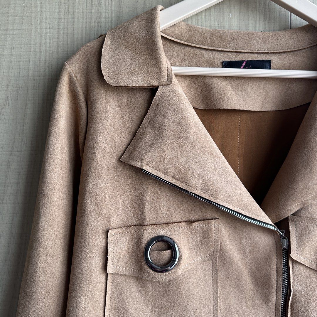 Brown Suede Jacket (Category: Coats, Jackets and Outerwear) located in Makati City. Submitted by uniquefindsonly.ph (Listing ID 1469947586, Image 3). Description: 📍Makati Size: small-medium No flaws.
