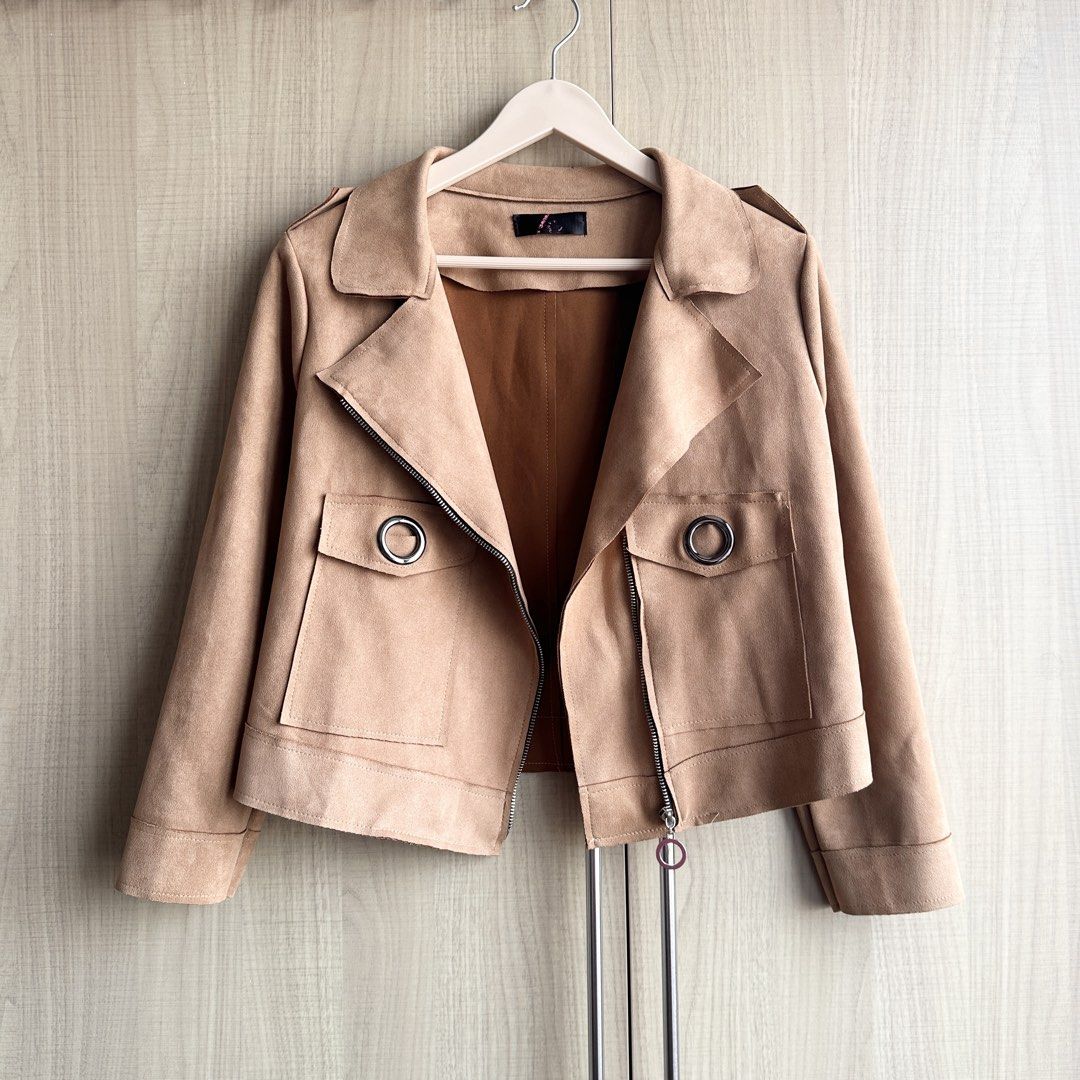 Brown Suede Jacket (Category: Coats, Jackets and Outerwear) located in Makati City. Submitted by uniquefindsonly.ph (Listing ID 1469947586, Image 1). Description: 📍Makati Size: small-medium No flaws.