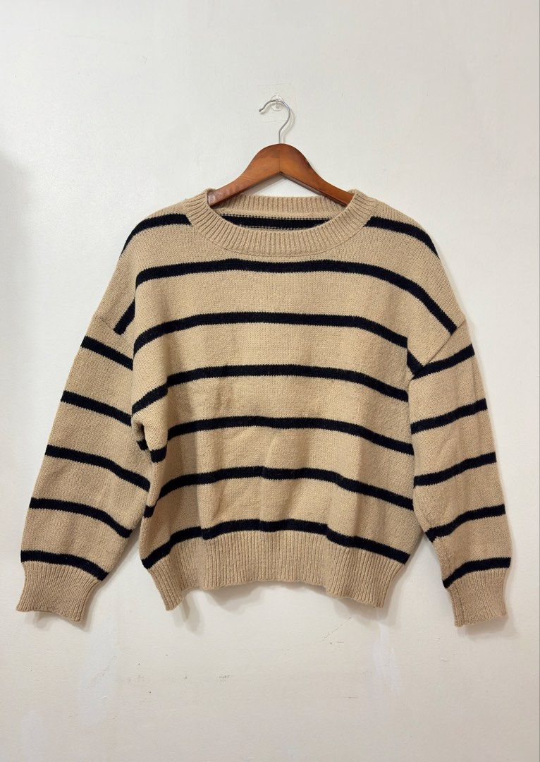 Brown Sweater (Category: Longsleeves) located in Mabalacat. Submitted by softlyworn.ph (Listing ID 1470058528, Image 1). Description: GÜ Brown Sweater Size: L-3XL Frames .