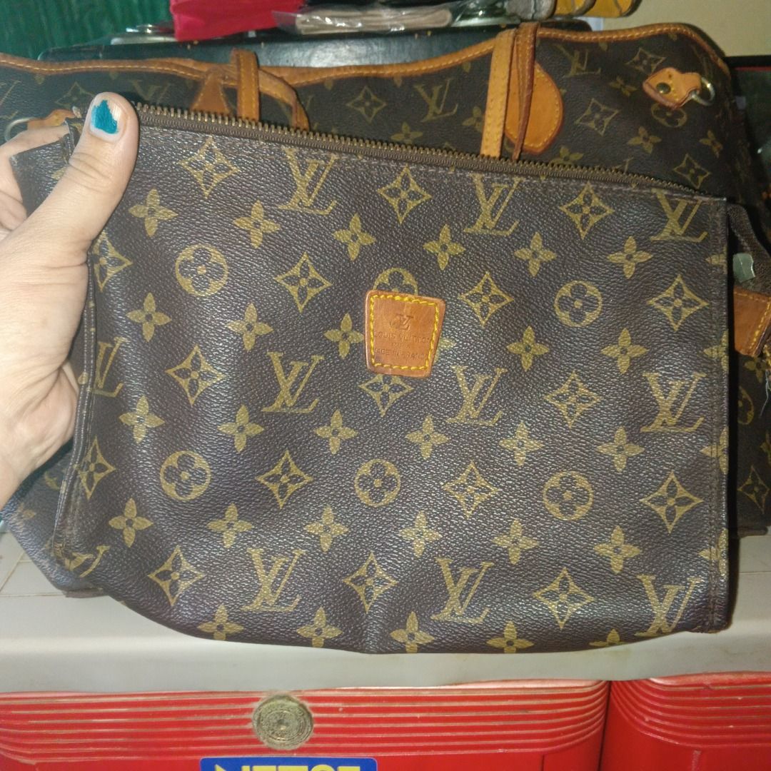 Bundle sale (Category: Shoulder Bags) located in Trece Martires City. Submitted by sulit_buys (Listing ID 1470020074, Image 2). Description: Pouch and tote bundle Please see picture for flaws of tote.