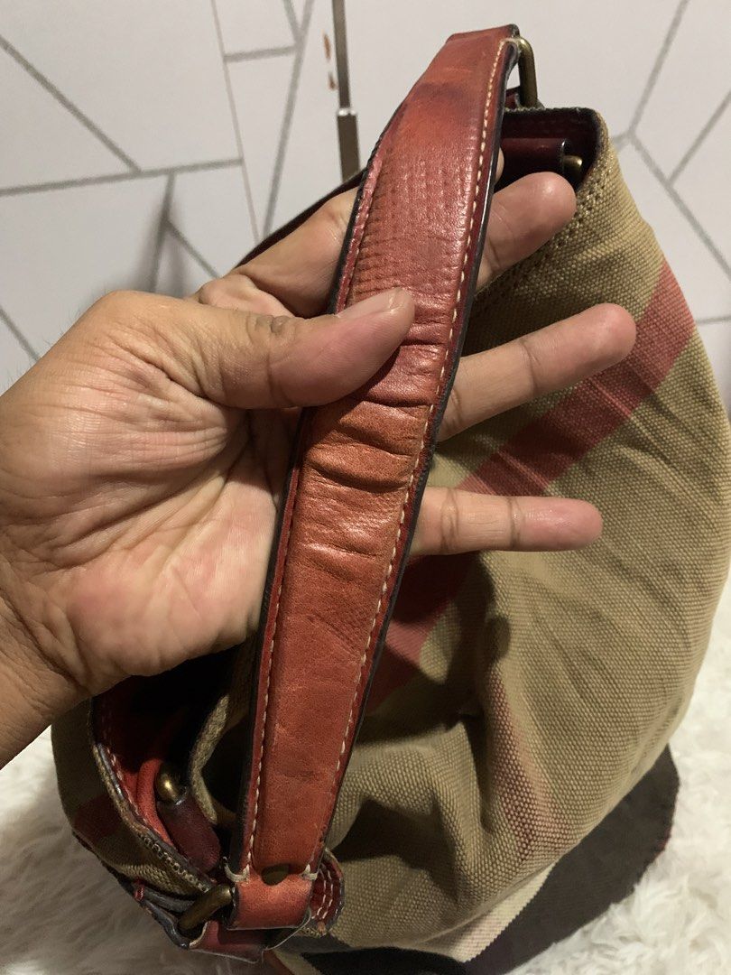Burberry Hobo with pouch (Category: Shoulder Bags) located in Cagayan de Oro. Submitted by akidomingo088 (Listing ID 1470126084, Image 2). Description: .