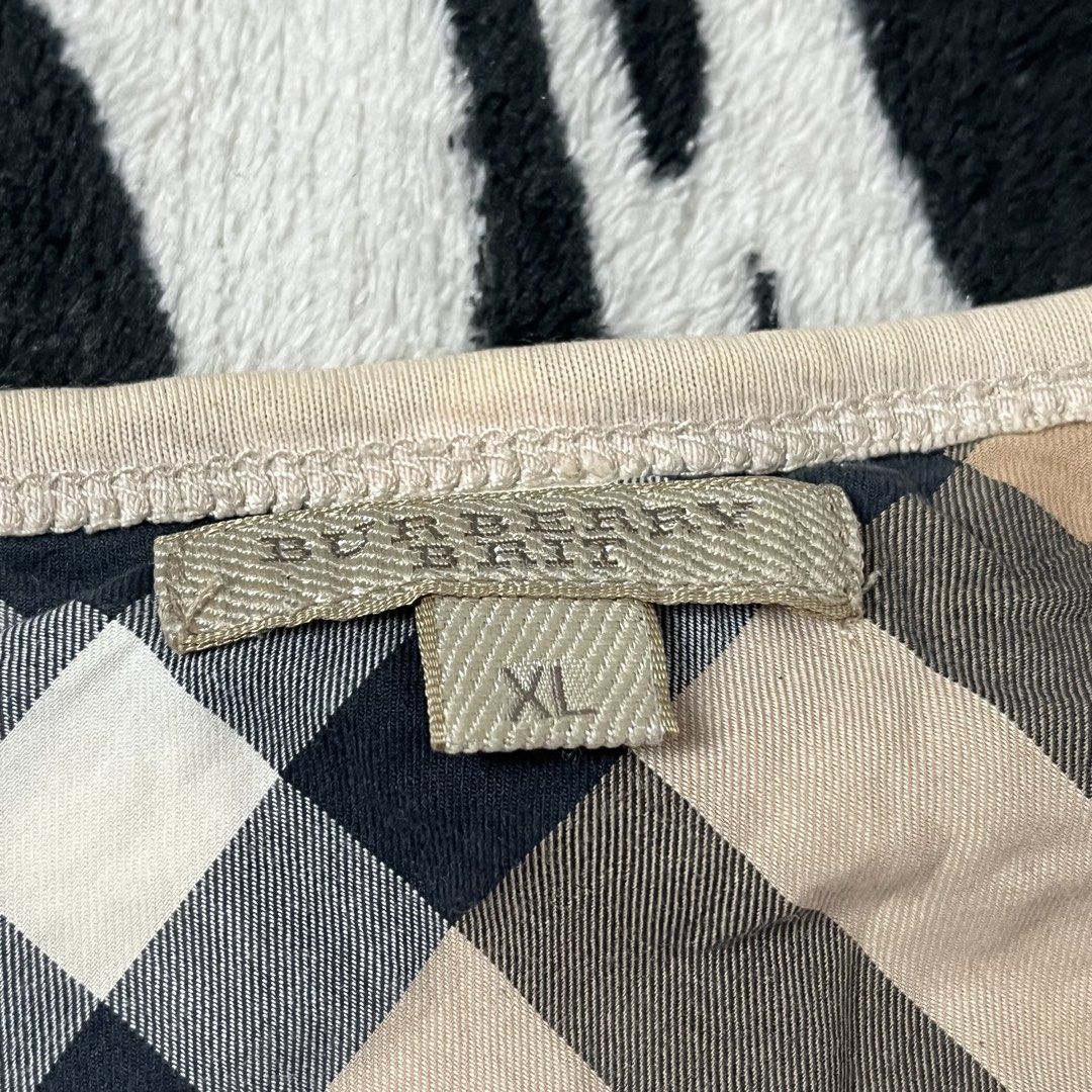 Burberry pocket tee tshirt (Category: Shirts) located in Manila. Submitted by royaldripmanila (Listing ID 1470048944, Image 2). Description: No issue W20 L28.5.