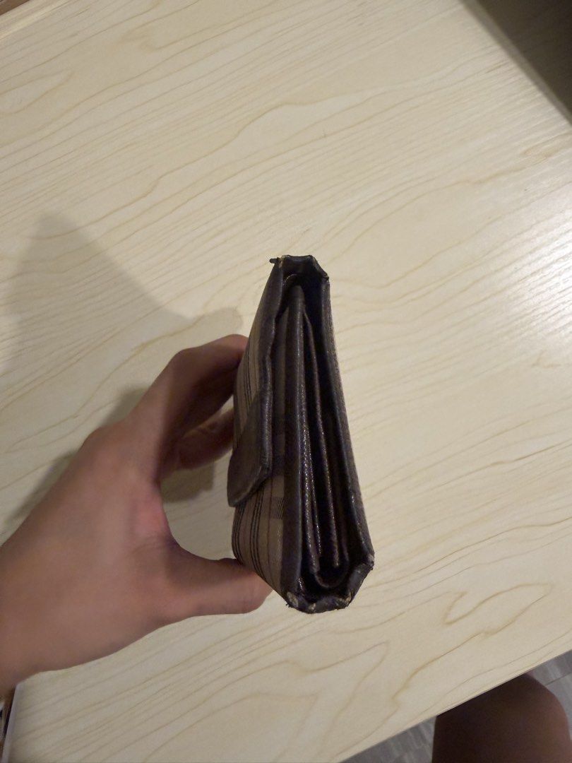 Burberry wallet (Category: Wallets & Card Holders) located in Rizal. Submitted by shopwithdikyu (Listing ID 1470069837, Image 2). Description: .
