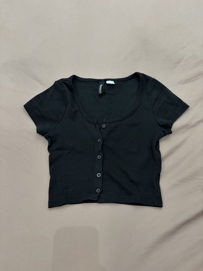 Button-Up Crop Top (Category: Shirts) located in Pasig City. Submitted by gdeclutterwithme (Listing ID 1470124807, Image 1). Description: - Brand: H&M Divided - Color: Black - Size: XS (EUR/US sizing) dm for more deets! 💕.