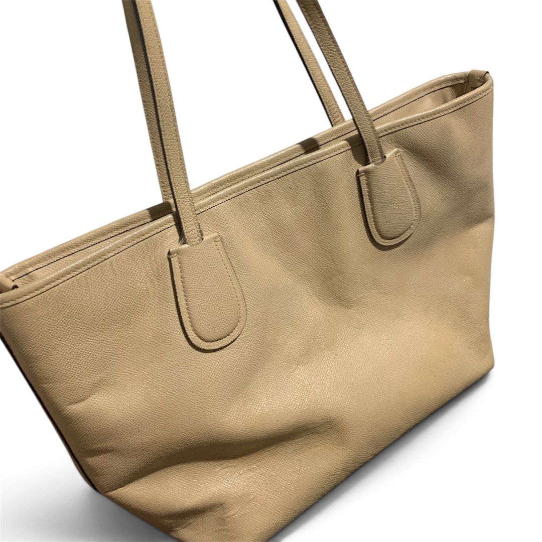 C0ach Big Totebag Beige Tan (Category: Tote Bags) located in Manila. Submitted by louisethrift5950 (Listing ID 1470064016, Image 3). Description: FOR SALE Coach Big Tote Bag – Beige/Tan * Authentic * Appearance: 10/10 * Good as new * No issue, except for stains inside the bag that may still be removable through cleaning Location: Manila area Shipping: J&T available; Lalamove for nearby buyers RFS: I’m not really into big bags, and I feel like thi