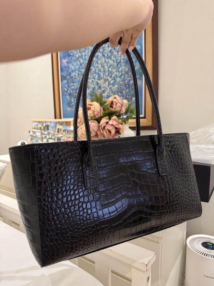 C croc bag (Category: Tote Bags) located in Muntinlupa City. Submitted by lovedp03 (Listing ID 1469949880, Image 1). Description: .