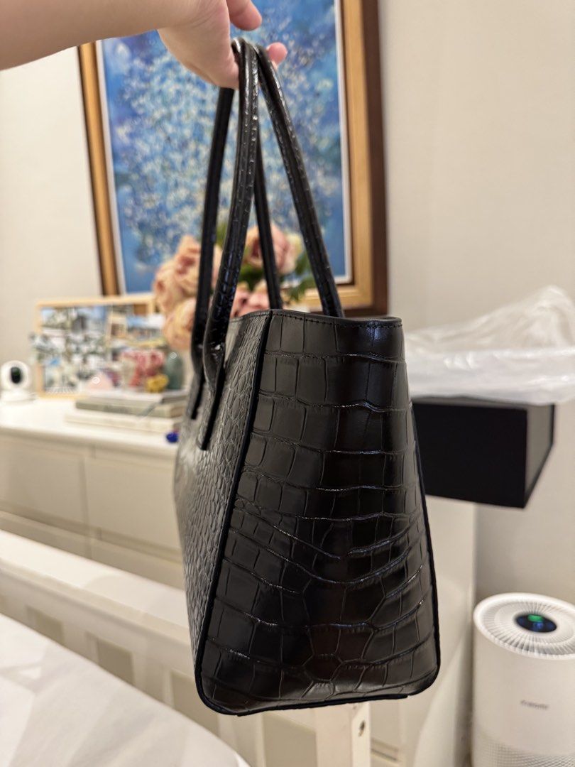 C croc bag (Category: Tote Bags) located in Muntinlupa City. Submitted by lovedp03 (Listing ID 1469949880, Image 2). Description: .