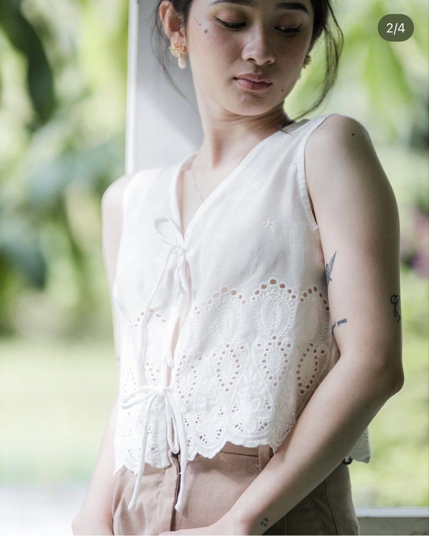 Callelily Jasmine vest in white (Category: Sleeveless) located in Quezon City. Submitted by jlr.t (Listing ID 1470020050, Image 2). Description: .