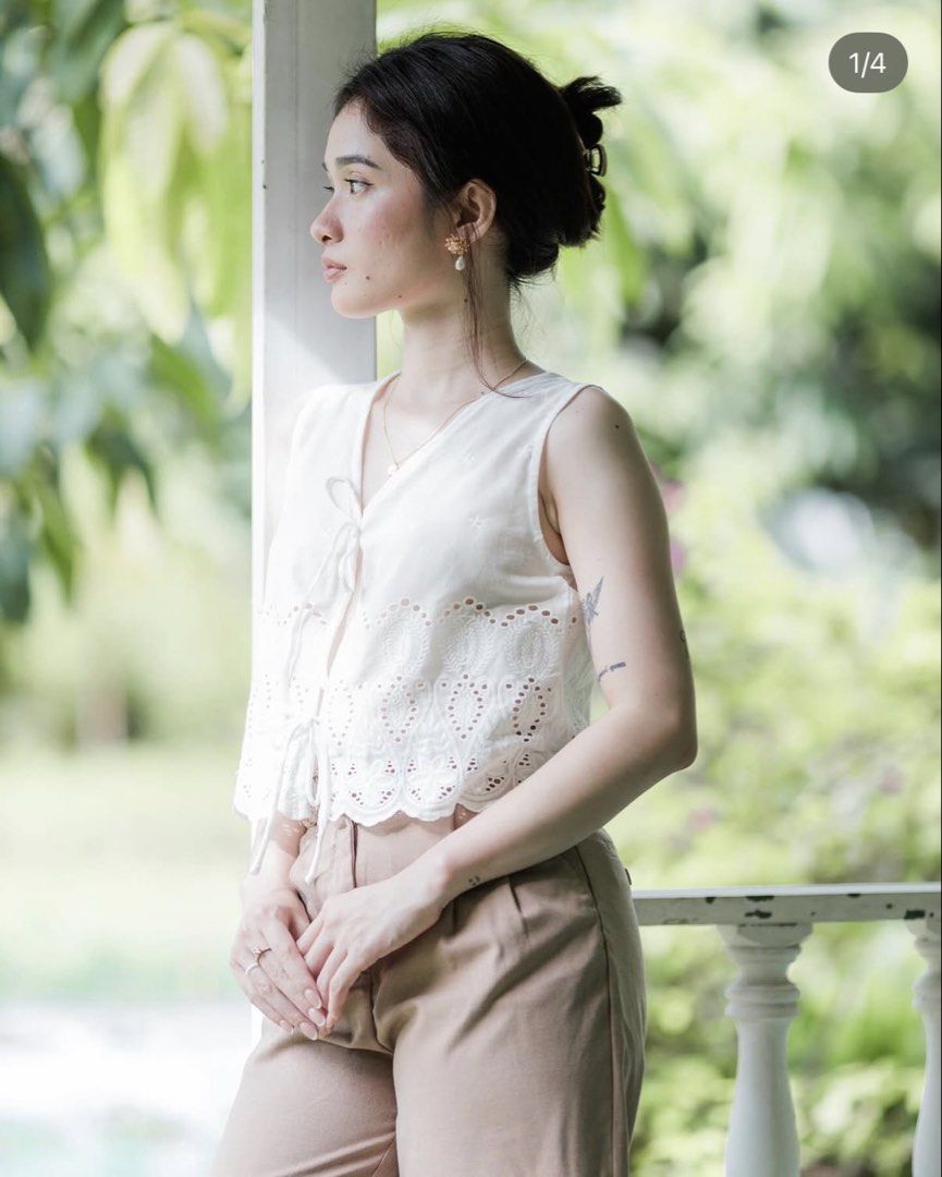 Callelily Jasmine vest in white (Category: Sleeveless) located in Quezon City. Submitted by jlr.t (Listing ID 1470020050, Image 3). Description: .
