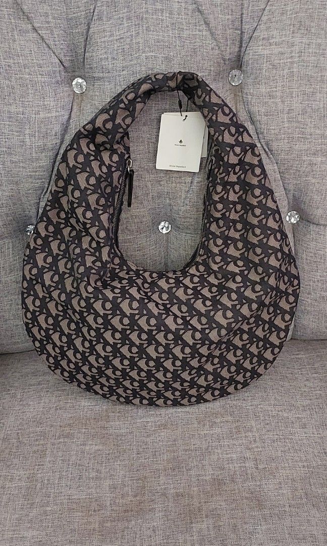 Calvin klein Crescent shoulder bag (Category: Shoulder Bags) located in Bulacan. Submitted by virijennifer-21966 (Listing ID 1470116328, Image 1). Description: original brand new from US.