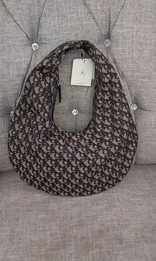 Calvin klein Crescent shoulder bag (Category: Shoulder Bags) located in Bulacan. Submitted by virijennifer-21966 (Listing ID 1470116328, Image 2). Description: original brand new from US.
