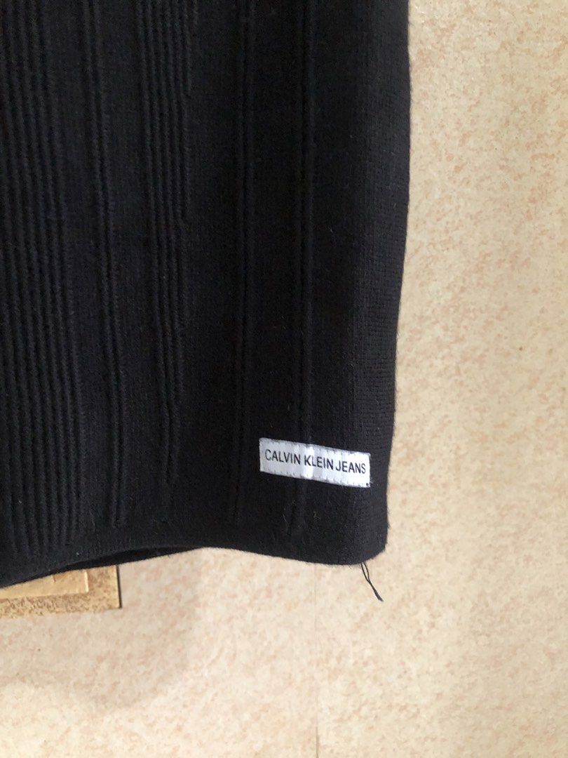 CALVIN KLEIN RIBBED KNIT TOP (Category: Others Tops) located in Santa Rosa. Submitted by eceldg05 (Listing ID 1469993698, Image 2). Description: CALVIN KLEIN ribbed knit top S on tag to medium fit Like new.