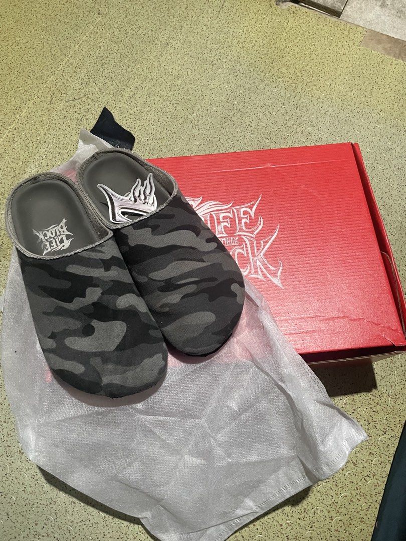 Camou Clogs (Category: Slippers & Slides) located in Bacolod City. Submitted by claiiyy (Listing ID 1470014779, Image 1). Description: Size 39 with box .