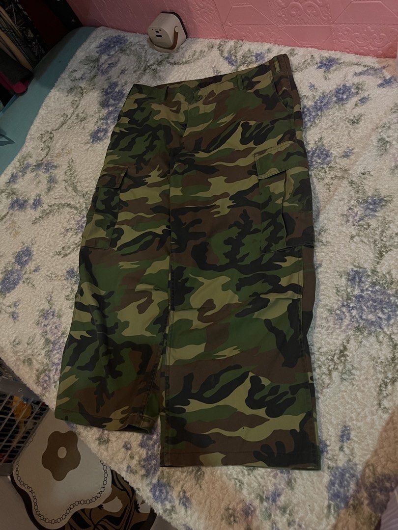 Camou Pants (Category: Jeans) located in Manila. Submitted by naturalbuyer (Listing ID 1469997539, Image 2). Description: L39 W35 L.O 12 .