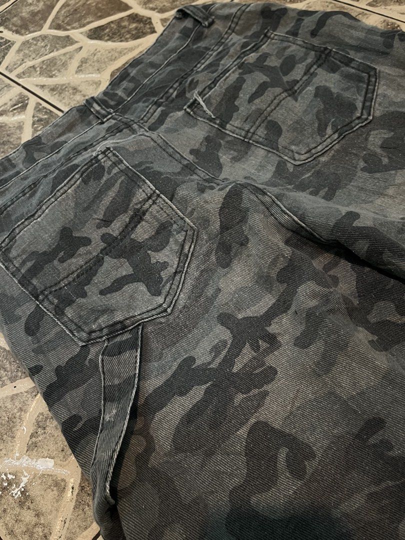 Camou pants (Category: Jeans) located in Manila. Submitted by mishichi (Listing ID 1470033261, Image 2). Description: Size 32 Length 40.