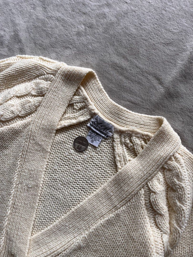 CARDIGAN (Category: Activewear) located in Guagua. Submitted by mid_thrift (Listing ID 1470094046, Image 3). Description: 💠CARDIGAN💠 DIMES: W-23 L-25 Issue: NONE Color rate : 8/10.
