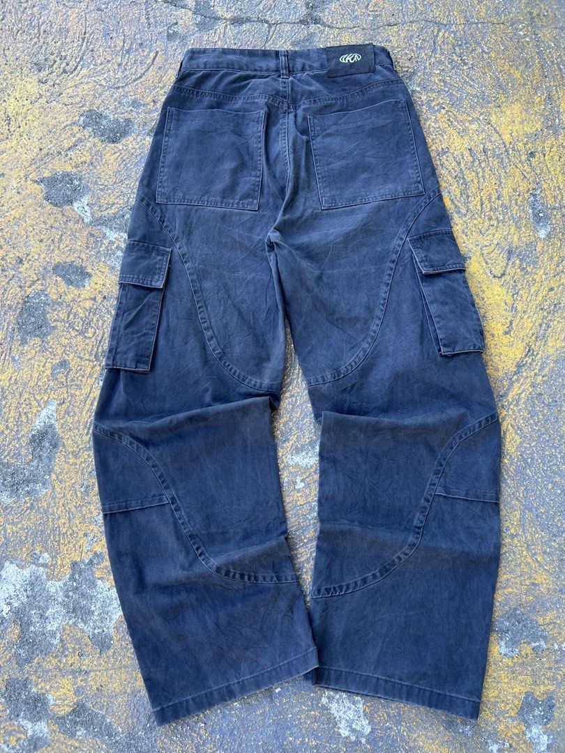 Cargo Pants (Category: Jeans) located in Caloocan City. Submitted by hustlenhunt (Listing ID 1469985367, Image 2). Description: W-28 L-4 Thigh-11 Hem-9 -Color Rate: 8/10 -Condition:8/10 -No issue .