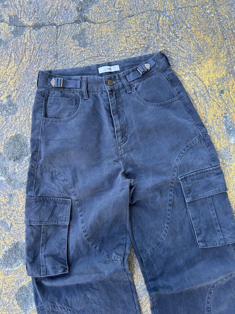 Cargo Pants (Category: Jeans) located in Caloocan City. Submitted by hustlenhunt (Listing ID 1469985367, Image 3). Description: W-28 L-4 Thigh-11 Hem-9 -Color Rate: 8/10 -Condition:8/10 -No issue .