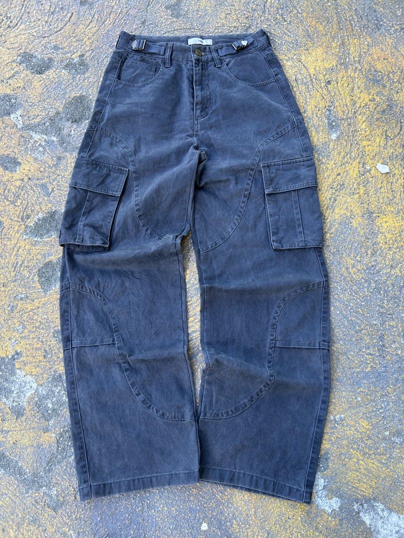 Cargo Pants (Category: Jeans) located in Caloocan City. Submitted by hustlenhunt (Listing ID 1469985367, Image 1). Description: W-28 L-4 Thigh-11 Hem-9 -Color Rate: 8/10 -Condition:8/10 -No issue .