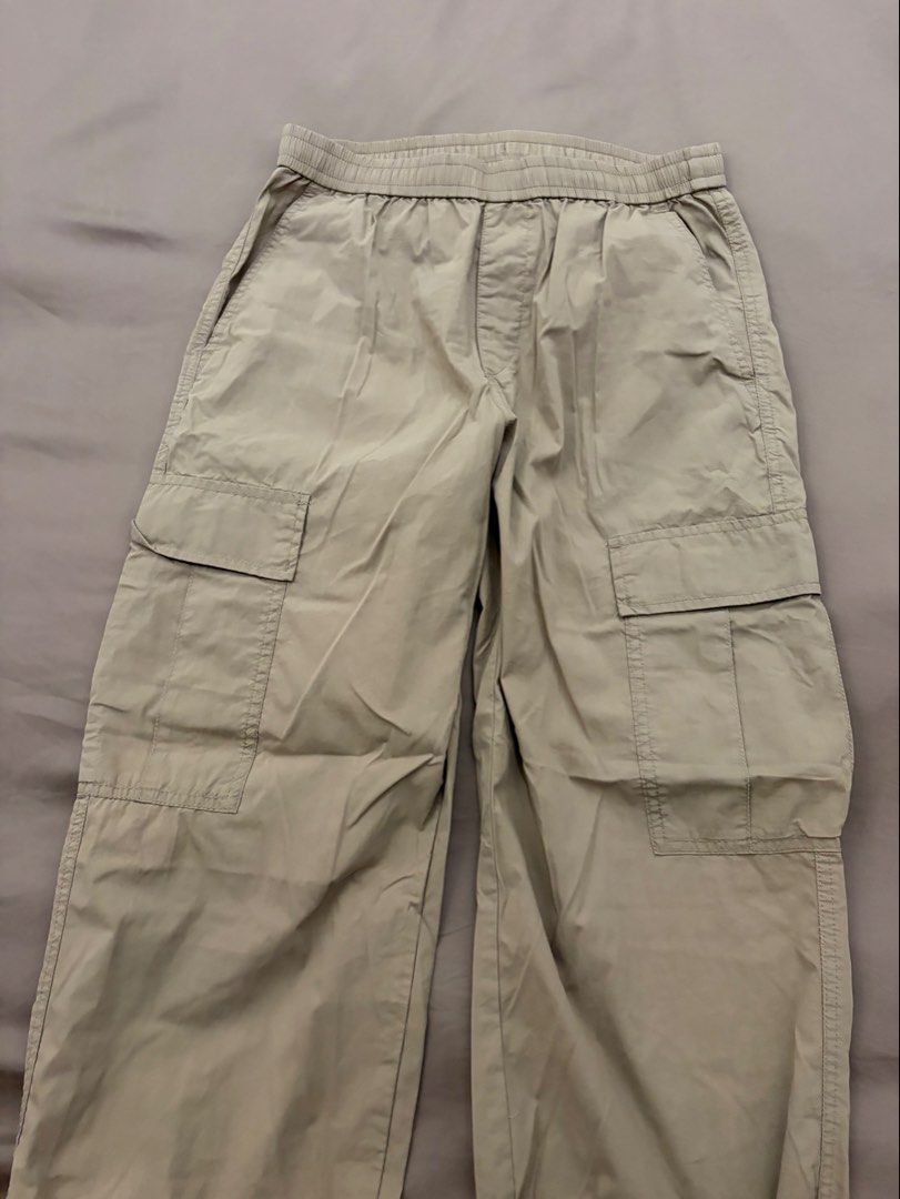Cargo Pants (Category: Jeans) located in Pasig City. Submitted by gdeclutterwithme (Listing ID 1470121446, Image 2). Description: - Brand: Uniqlo - Color: Beige Brown - Size: S (Waist: 60-66cm, Hip: 85-91cm) - Material: 75% cotton, 25% nylon - Fit: Regular fit, comfortable for everyday wear - Features: Elastic waistband, adjustable drawstring ankles, and multiple side and back utility pockets dm for more deets !! 💕.