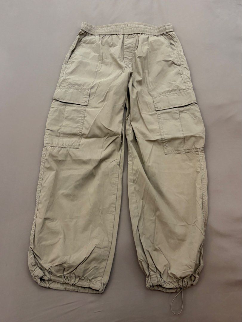 Cargo Pants (Category: Jeans) located in Pasig City. Submitted by gdeclutterwithme (Listing ID 1470121446, Image 1). Description: - Brand: Uniqlo - Color: Beige Brown - Size: S (Waist: 60-66cm, Hip: 85-91cm) - Material: 75% cotton, 25% nylon - Fit: Regular fit, comfortable for everyday wear - Features: Elastic waistband, adjustable drawstring ankles, and multiple side and back utility pockets dm for more deets !! 💕.
