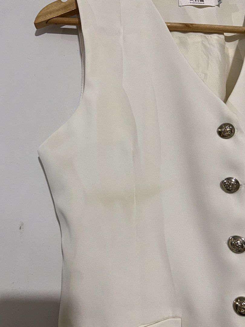 Carine vest waistcoat (Category: Sleeveless) located in Lapu-Lapu City. Submitted by denyella (Listing ID 1469964231, Image 3). Description: Carine vest with adjustable strap color: white size: M (53-58kg) used thrice only - has visible stain on the front part rfs: lost weight, no longer fits me.