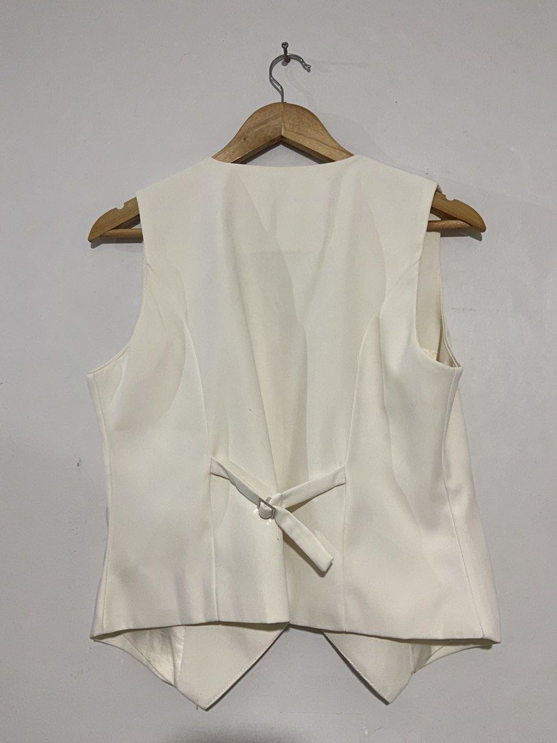 Carine vest waistcoat (Category: Sleeveless) located in Lapu-Lapu City. Submitted by denyella (Listing ID 1469964231, Image 2). Description: Carine vest with adjustable strap color: white size: M (53-58kg) used thrice only - has visible stain on the front part rfs: lost weight, no longer fits me.