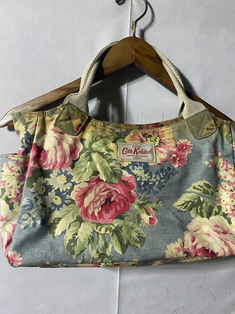 Cath kidston (Category: Tote Bags) located in Cagayan de Oro. Submitted by kennymiiiiii (Listing ID 1470093105, Image 2). Description: 13*8 Small tote bag good for parties and casual outfits This item can be negotiate dont just leave an offer to appreciate the piece.