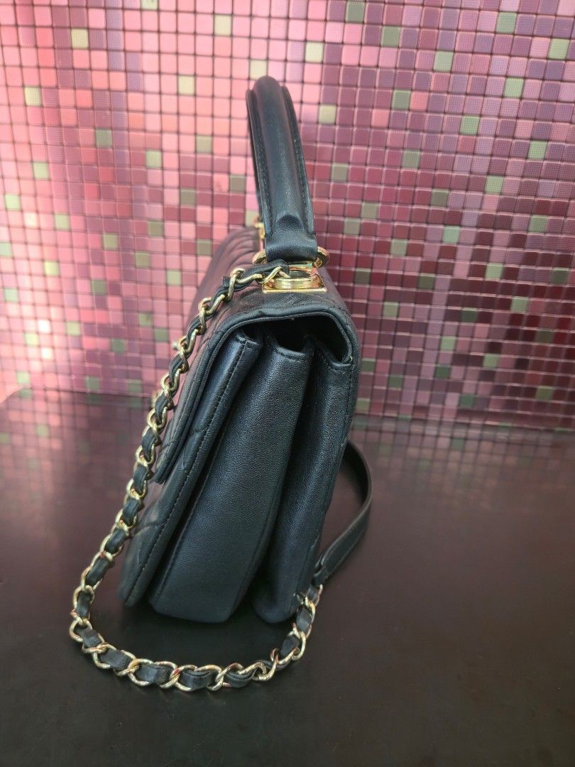 CC SLING BAG (Category: Cross-body Bags) located in Manila. Submitted by pr3l0v3it3ms (Listing ID 1470071148, Image 2). Description: issue missing 1 screw and holo pure leather negotiable.