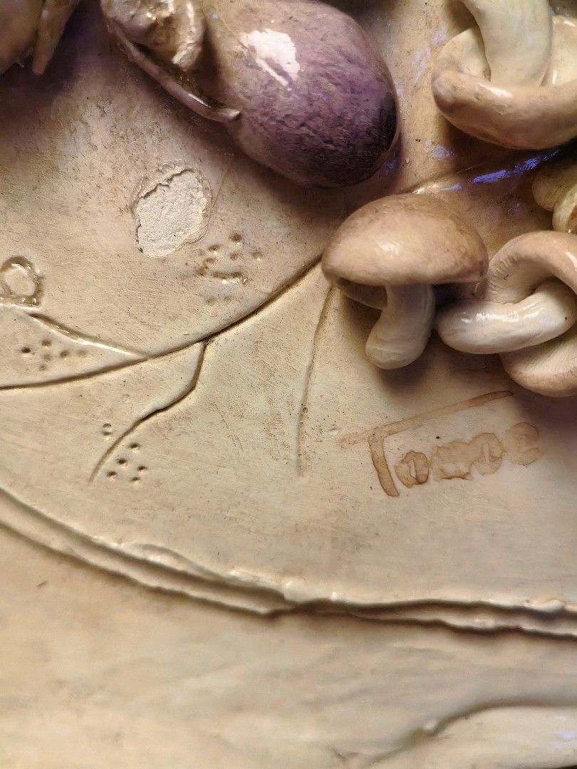 Ceramic Italian Vintage 3D vegetable Hanging wall decor (Category: Wall Decor) located in Manila. Submitted by luckycharm_215 (Listing ID 1470002764, Image 3). Description: Ceramic wall decor Italy L17.5" W11".