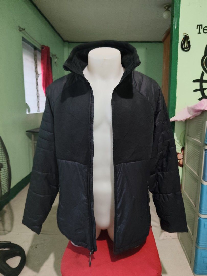 Champion Black Quilted Winter Jacket Size XL (Category: Coats, Jackets and Outerwear) located in Manila. Submitted by vinsoy_21 (Listing ID 1470106359, Image 1). Description: - Brand: Champion - Color: Black - Size:XL -10/10 sure buyer 400.