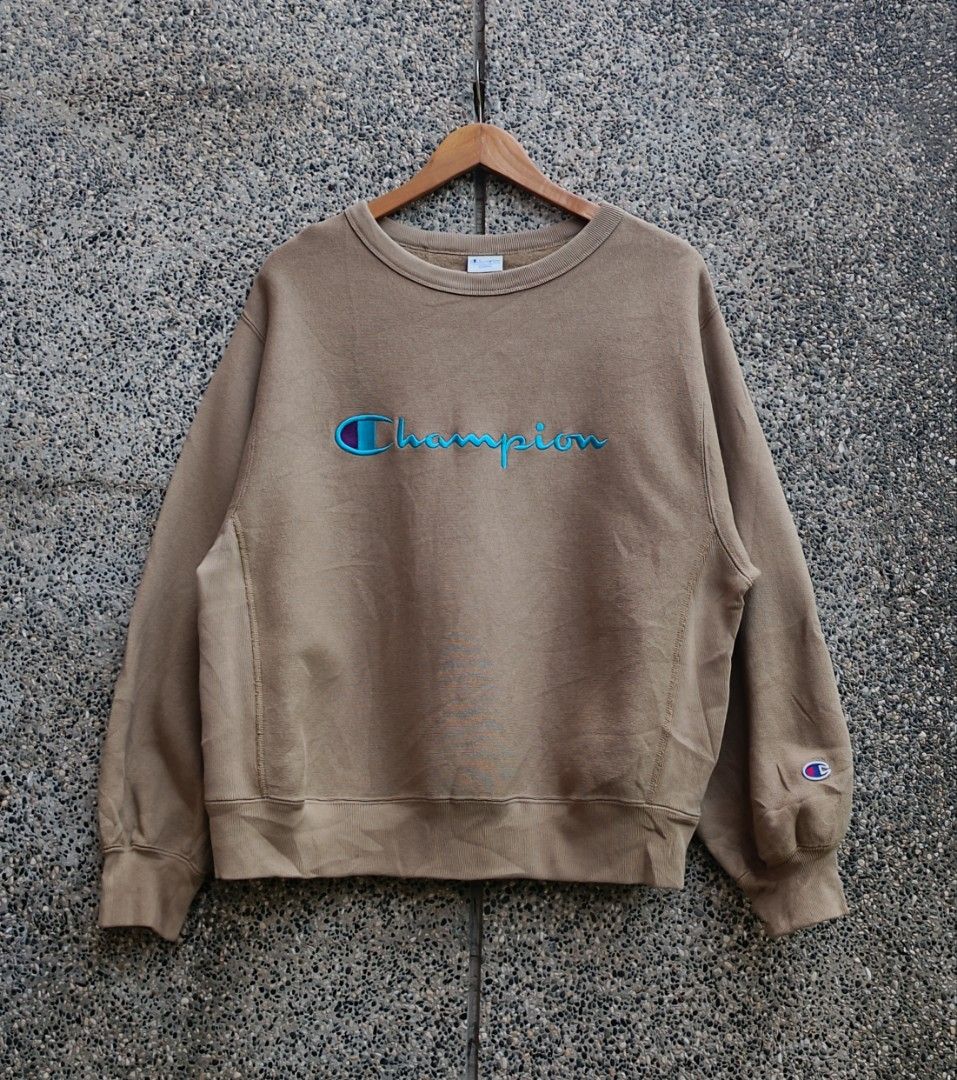 CHAMPION REVERSE WEAVE CREWNECK (Category: Activewear) located in Davao. Submitted by st333tcartel (Listing ID 1469992272, Image 1). Description: Large Length 25 Width 24.