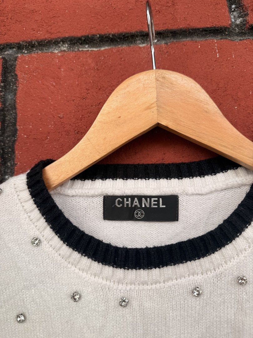 Chanel (Category: Coats, Jackets and Outerwear) located in Baguio. Submitted by mardimercredi14 (Listing ID 1470013094, Image 3). Description: 🔥 Chanel Dimensions: 19*20.5 Condition: excellent Color Rate: 10 ❌ missing washtag.