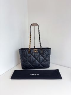 (Category: ) located in . Submitted by collynluxurybag (Listing ID 1470078224, Image 1). Description: .
