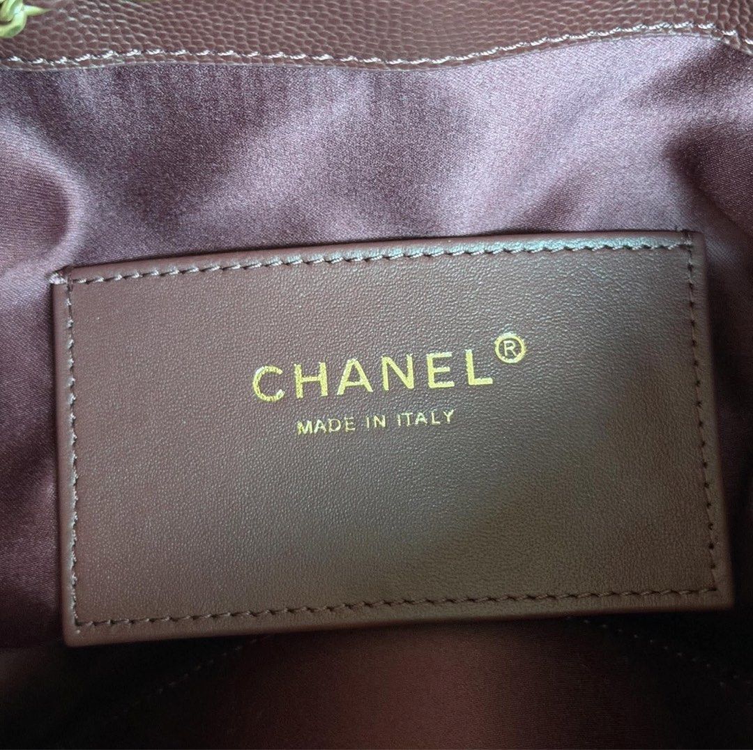 Chanel 25 Burgundy (Category: Shoulder Bags) located in Makati City. Submitted by sparks.joy (Listing ID 1470033136, Image 3). Description: Super ganda and hard to find color!✨✨ - Condition: Excellent Like New condition - Complete Inclusions: Box, Dustbag, Care Cards - Meetups and shipping available. Same day delivery in Metro Manila via Lalamove/Grab.