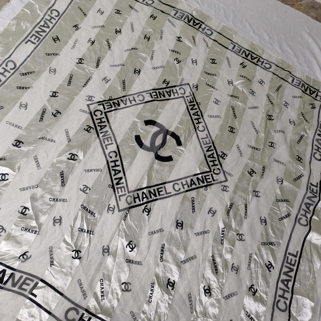 Chanel Headscarf (Category: Scarves) located in Baguio. Submitted by castiel.25 (Listing ID 1470113142, Image 3). Description: ▪️Ukay-Source ▪️With Signs of Use ▪️No Tags.