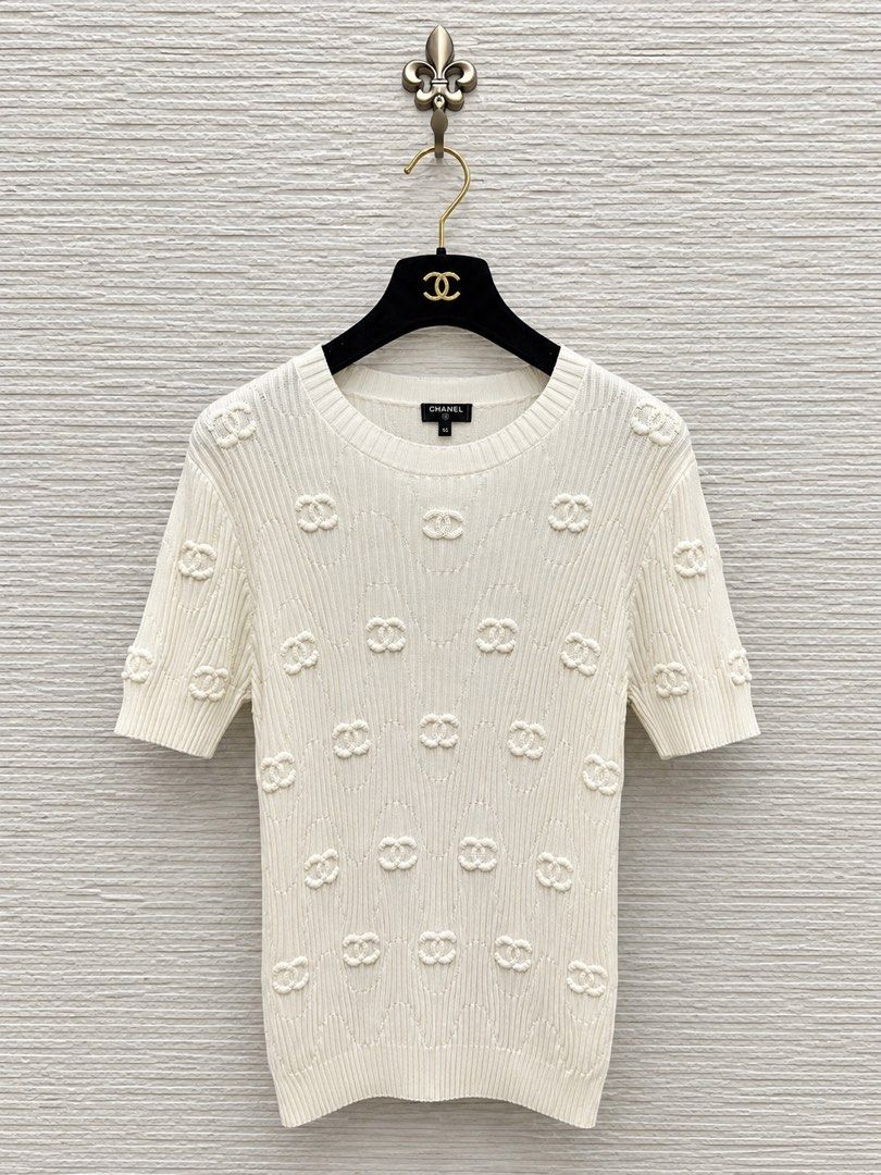 ⚜️Chanel knit off white tshirt (Category: Luxury Apparel) located in Makati City. Submitted by 90sangel (Listing ID 1470110152, Image 1). Description: .