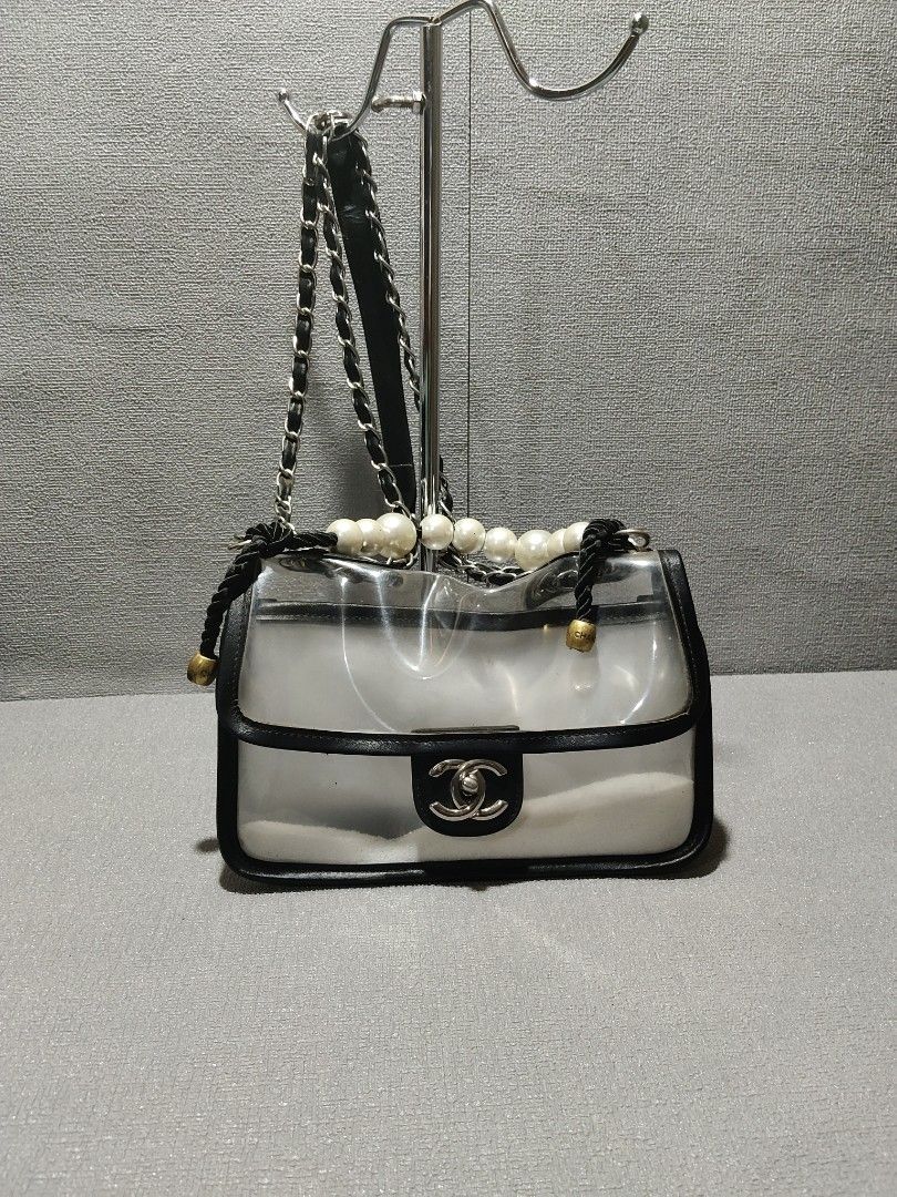 Chanel Transparent PVC COCO (Category: Luxury Bags & Wallets) located in Valencia. Submitted by coolwolf_27a64f (Listing ID 1469962032, Image 1). Description: good condition need little cleaning no major flaws Good size perfect for daily use.
