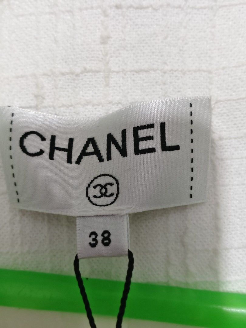 Chanel tweed vest (Category: Coats, Jackets and Outerwear) located in Baguio. Submitted by taishuiha2026 (Listing ID 1470111458, Image 3). Description: .