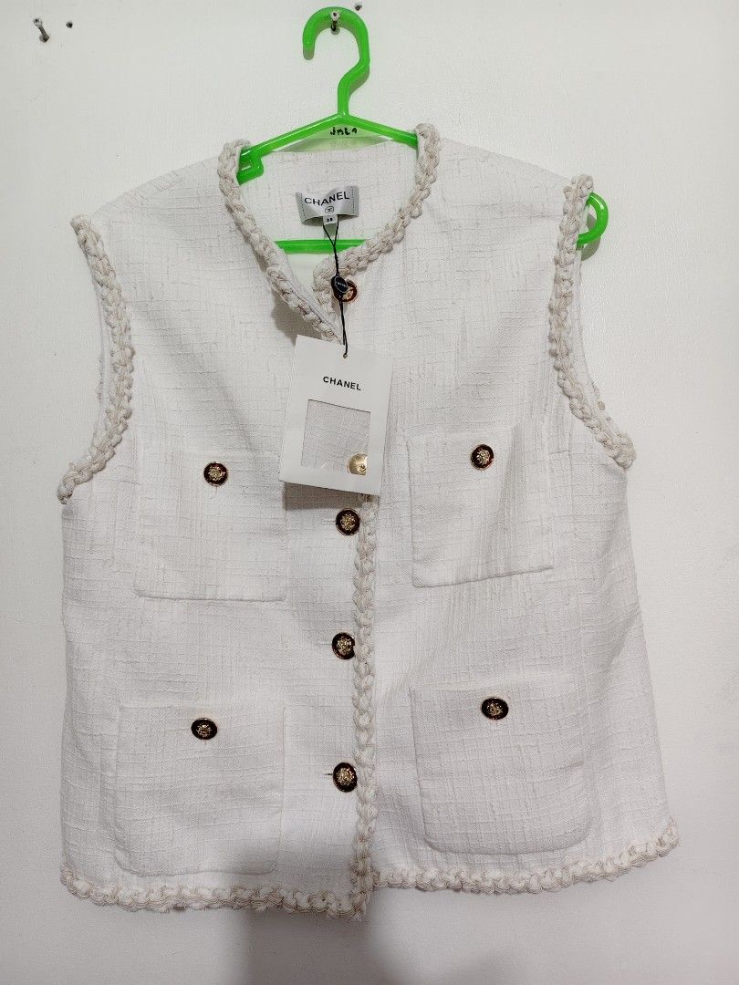 Chanel tweed vest (Category: Coats, Jackets and Outerwear) located in Baguio. Submitted by taishuiha2026 (Listing ID 1470111458, Image 1). Description: .